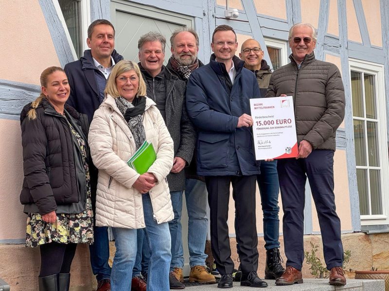 Architekt Rester und 7 weitere Personen mit Urkunde